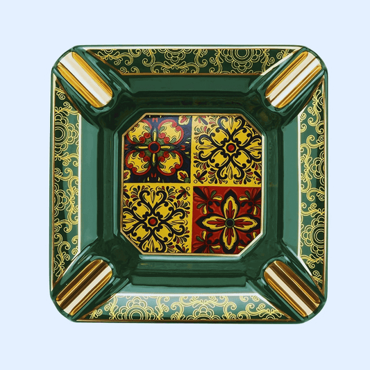 Cinzeiro luxo decorativo verde com detalhes dourados em sala de estar de luxo