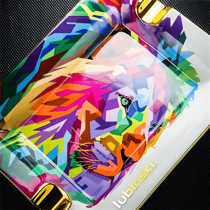 Cinzeiro luxo premium Casa Vértice com estampa multicolorida de leão e acabamento dourado.
