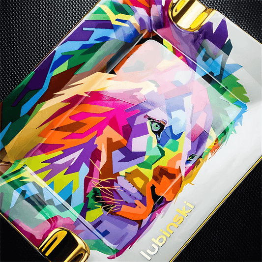 Cinzeiro luxo premium Casa Vértice com estampa multicolorida de leão e acabamento dourado.