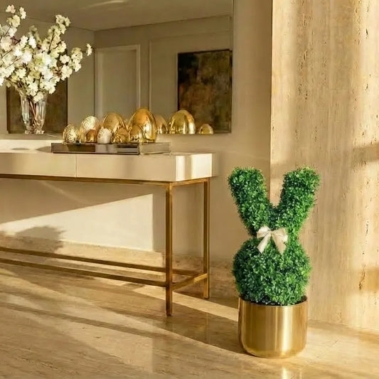 Topiaria de coelho de páscoa buxinho verde em cachepot dourado de luxo no hall de entrada com espelho