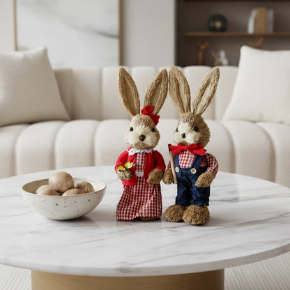 Casal de coelhos decorativos palha e tecido na decoração de sala de estar contemporânea.