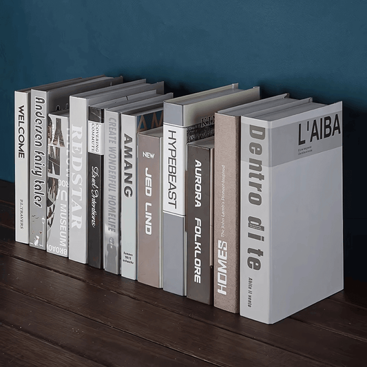 Conjunto de 12 livros decorativos minimalistas em tons neutros para estantes e mesas de centro contemporâneas.