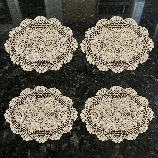 Apresentação do kit de 4 unidades do jogo americano de crochê handmade oval da Casa Vértice.