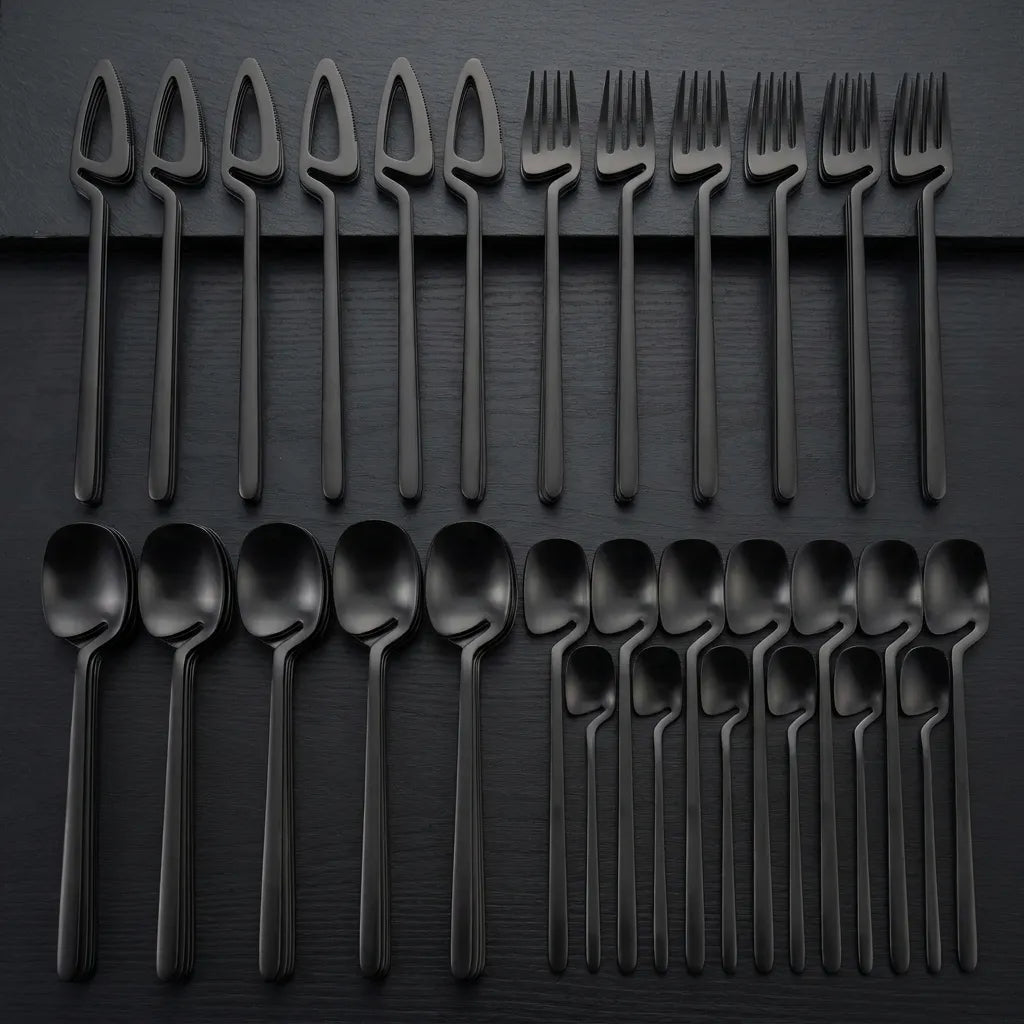 Faqueiro completo de 32 peças preto fosco organizado para servir 8 pessoas em mesa de luxo.