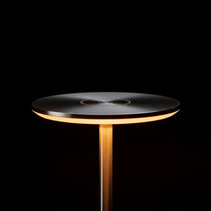 Close-up do topo plano em alumínio e luz LED confortável da luminária Halo