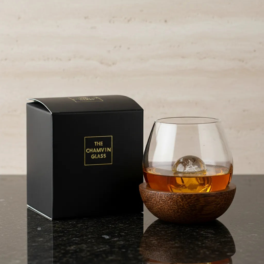Focando no copo de whisky Roly-Poly e na embalagem e base de madeira de nogueira natural