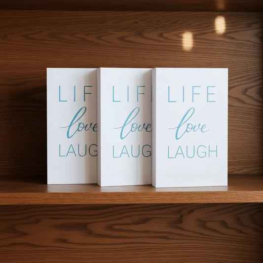 Decoração de quarto de luxo com livro caixa Vida e Amor em mesa de cabeceira, estilo editorial de alto padrão.