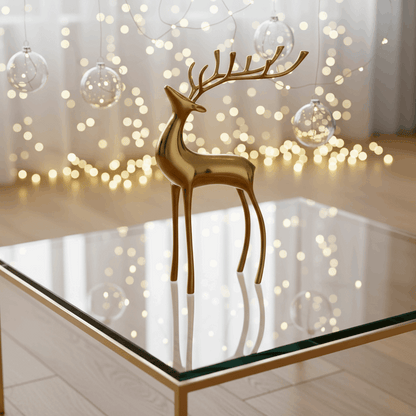 escultura cervo dourado sobre mesa de vidro com luzes ao fundo