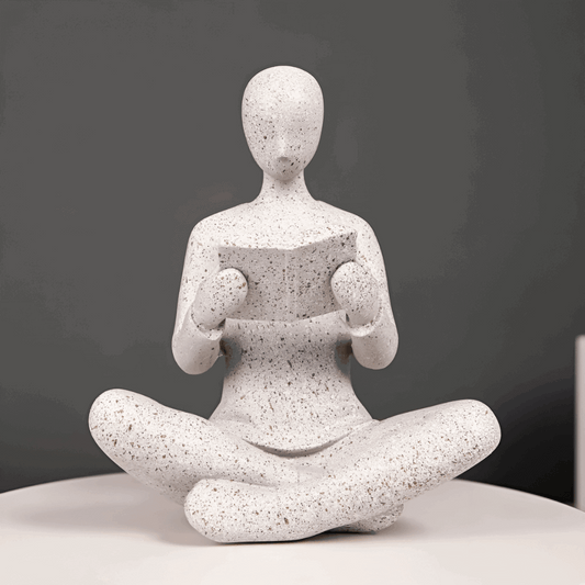 Escultura abstrata leitor meditação resina branca cinza biblioteca Casa Vértice