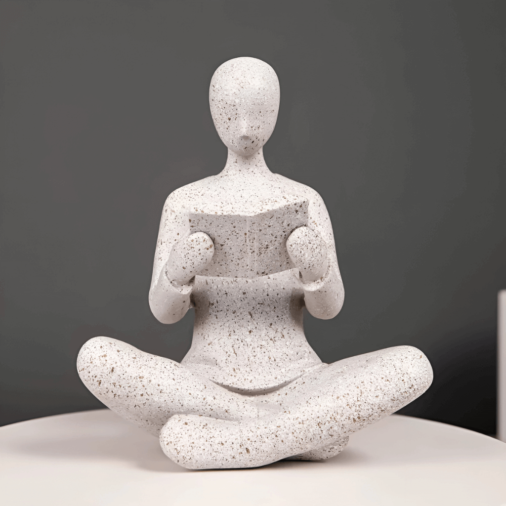 Escultura abstrata leitor meditação resina branca cinza biblioteca Casa Vértice