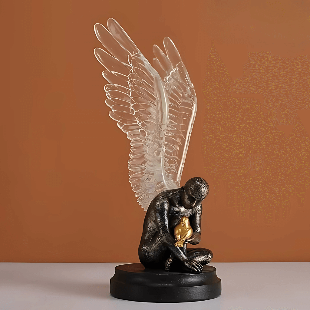 Estátua anjo sentado asas translúcidas abraço dourado decoração sofisticada Casa Vértice