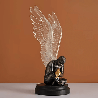 Estátua anjo sentado asas translúcidas abraço dourado decoração sofisticada Casa Vértice