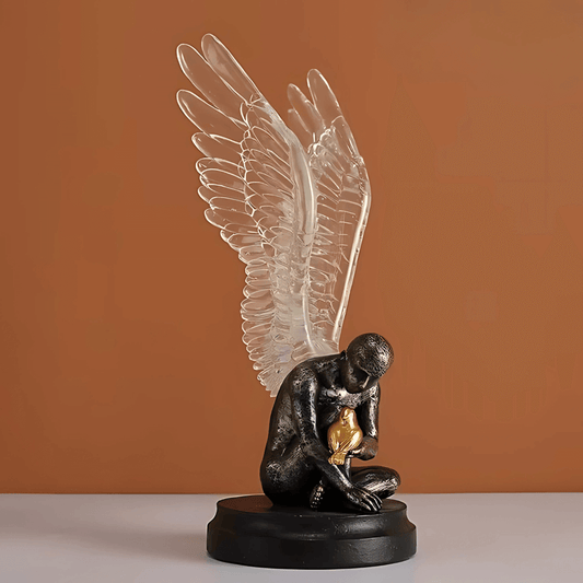 Estátua anjo sentado asas translúcidas abraço dourado decoração sofisticada Casa Vértice