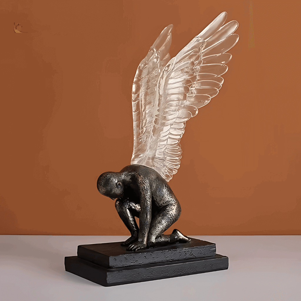 Estátua anjo ajoelhado asas translúcidas resina decoração sala estar Casa Vértice