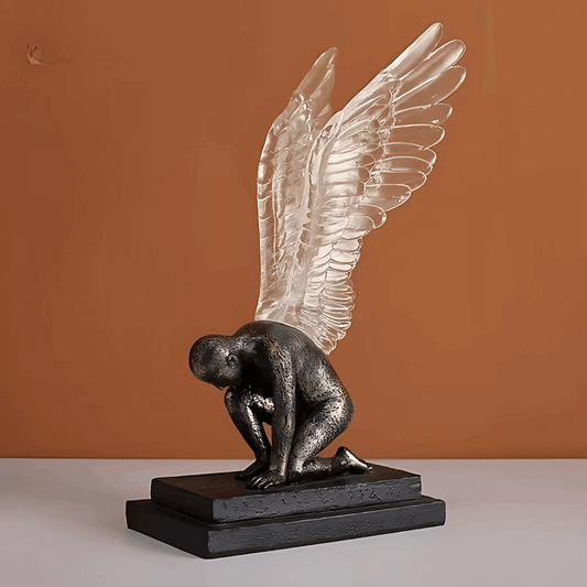 Estátua anjo ajoelhado asas translúcidas resina decoração sala estar Casa Vértice