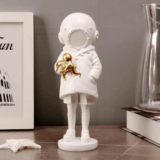 Estatueta astronauta mergulhador segurando polvo dourado resina branca Casa Vértice