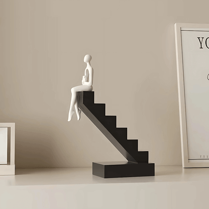 Estatueta arte moderna figura sentada escada decoração sofisticada Casa Vértice