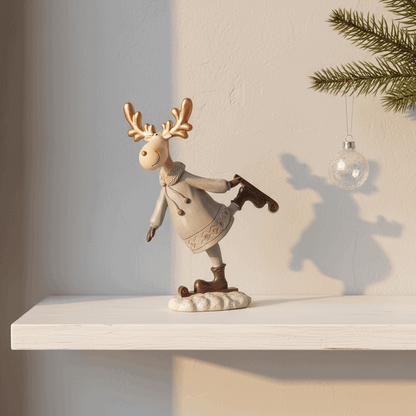 enfeite de Natal rena patinando em resina sobre prateleira branca