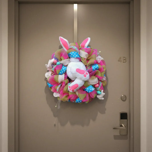 Decoração de páscoa sofisticada com guirlanda de coelho sobre parede fendi