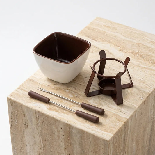Conjunto completo do aparelho de fondue escultural em cerâmica com base e espetos sobre mármore, assinatura Casa Vértice.