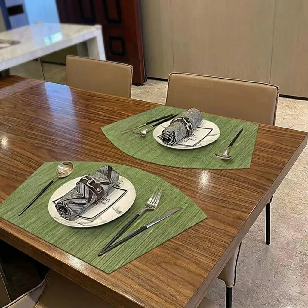 Composição de mesa posta simples com múltiplos jogos americanos redondos cônicos em ambiente Modern Organic.