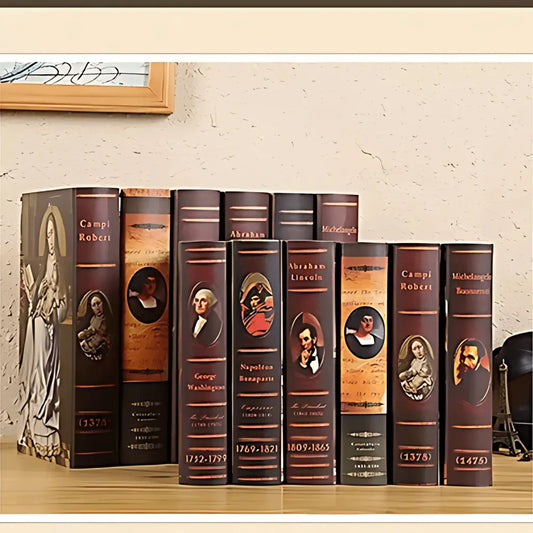 Livro decorativo sólido com relevos clássicos de personagens e acabamento heritage.