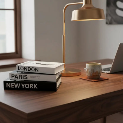 Livros decorativos organizadores para mesa de escritório e home office, composição sobre mesa de madeira nogueira com luminária de design.