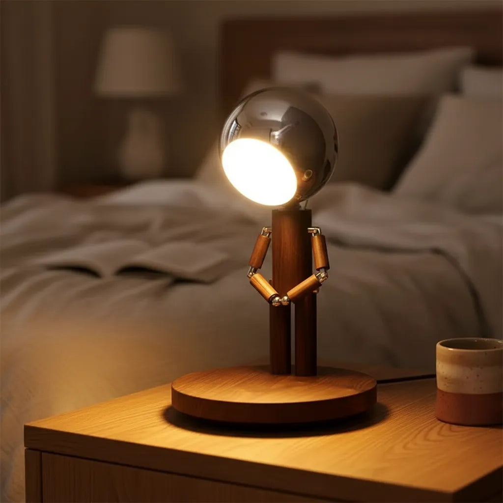 Luminária de mesa e de cabeceira Mr. Wood criando ambiente aconchegante para leitura no quarto.