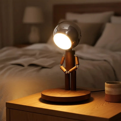 Luminária de mesa e de cabeceira Mr. Wood criando ambiente aconchegante para leitura no quarto.