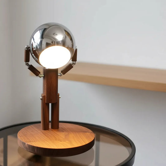 Luminária de mesa posável Mr. Wood segurando a cabeça em pose divertida e criativa.