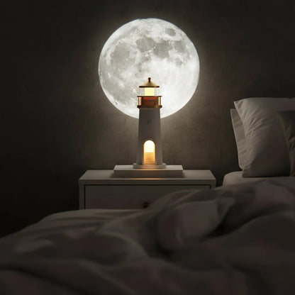 Luminária de mesa formato farol projetando lua cheia realista na parede do quarto escuro.