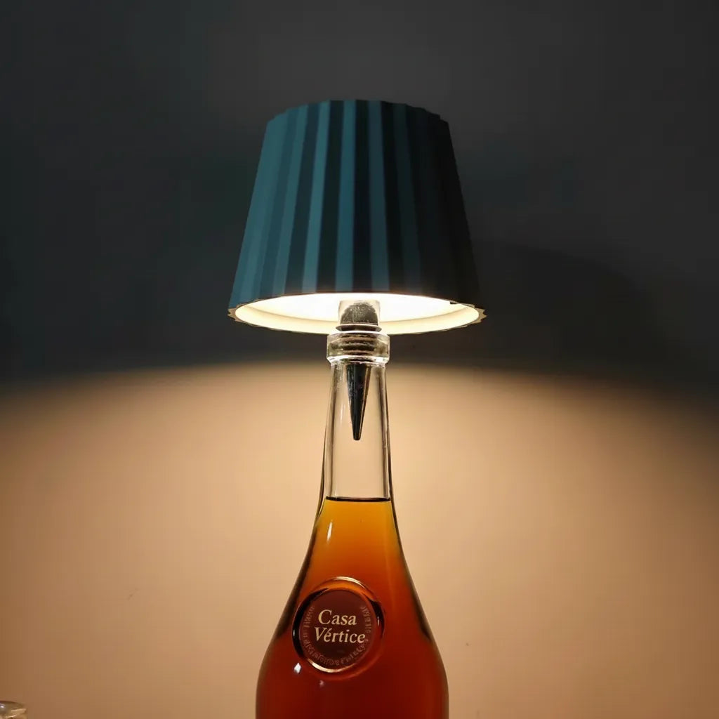 Luminária de garrafa acesa no escuro criando iluminação ambiente acolhedora e romântica.