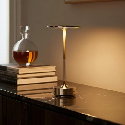 Luminária portátil sem fio Halo Minimalist iluminando mesa de jantar na varanda à noite