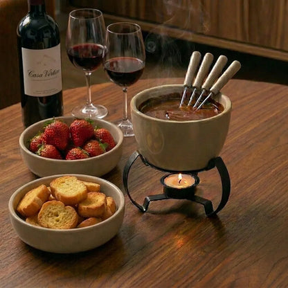 Lifestyle editorial de inverno com fondue de chocolate, morangos e taças de vinho em mesa de nogueira, estilo Casa Vértice.