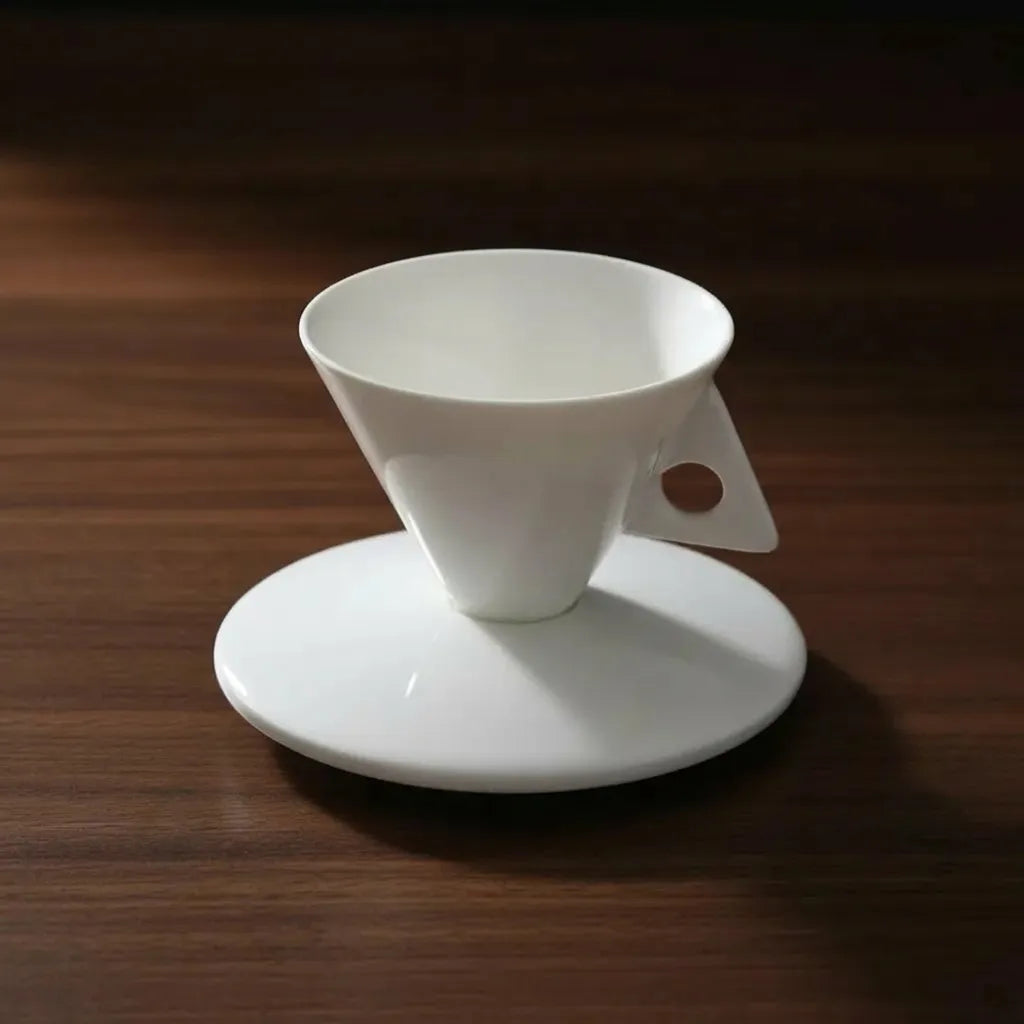 Jogo de xícara de café demitasse cônica escultural em Bone China com pires côncavo incluído, padrão Casa Vértice.