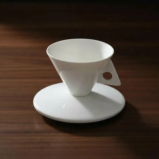Jogo de xícara de café demitasse cônica escultural em Bone China com pires côncavo incluído, padrão Casa Vértice.
