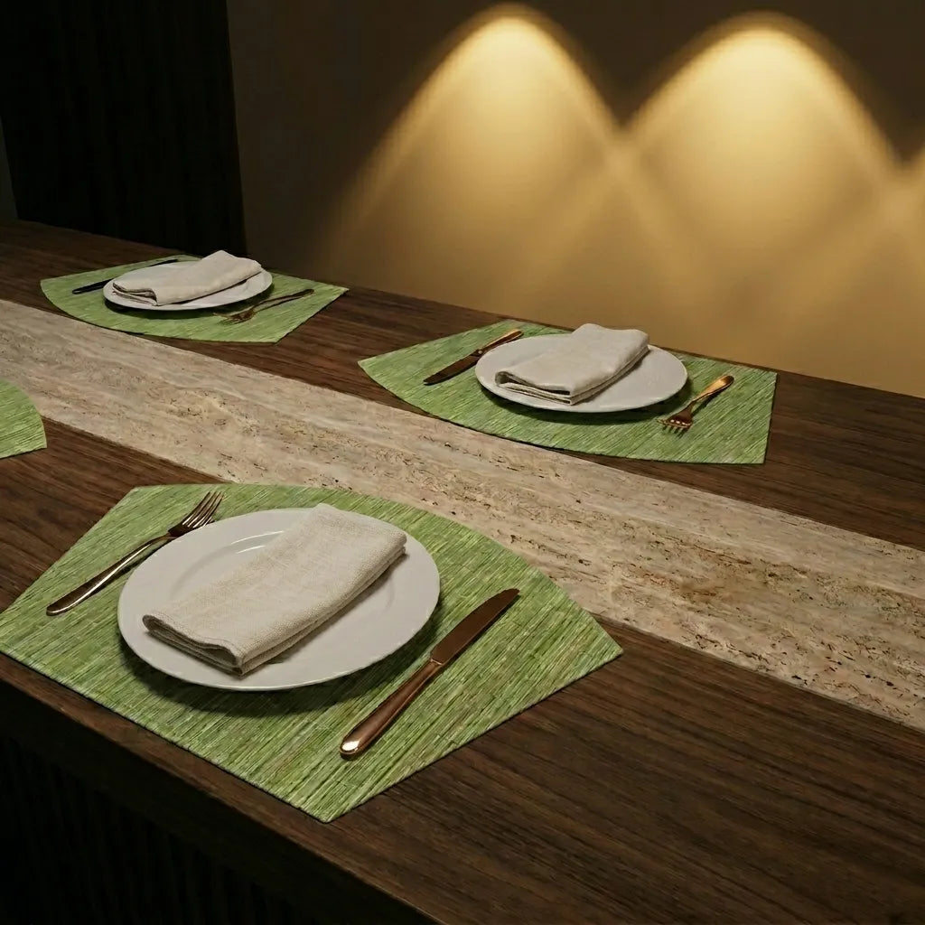 Mesa posta de jantar utilizando o jogo americano cônico de vinil para otimização de espaço em mesas redondas.