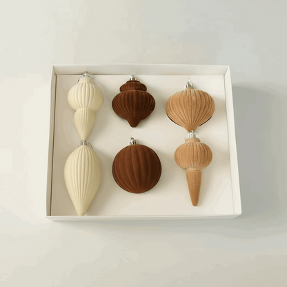 conjunto 6 ornamentos aveludados bege em caixa branca