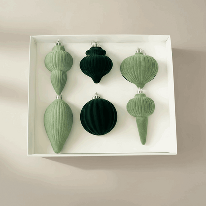conjunto 6 ornamentos aveludados verdes em caixa branca