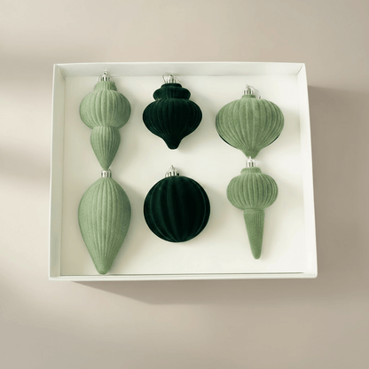 conjunto 6 ornamentos aveludados verdes em caixa branca