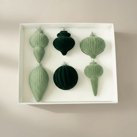 conjunto 6 ornamentos aveludados verdes em caixa branca