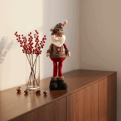 papai Noel decorativo em pé no aparador com bauxita de bagas vermelhas