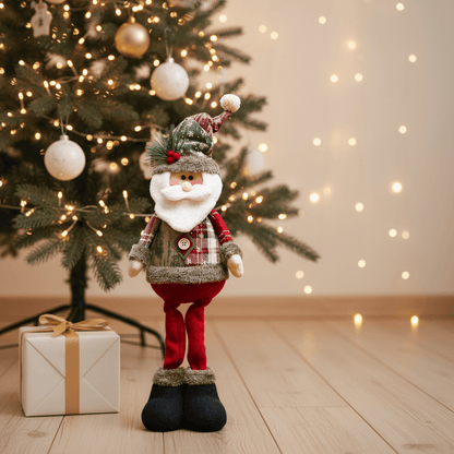 papai Noel decorativo com pernas flexíveis diante da árvore de natal