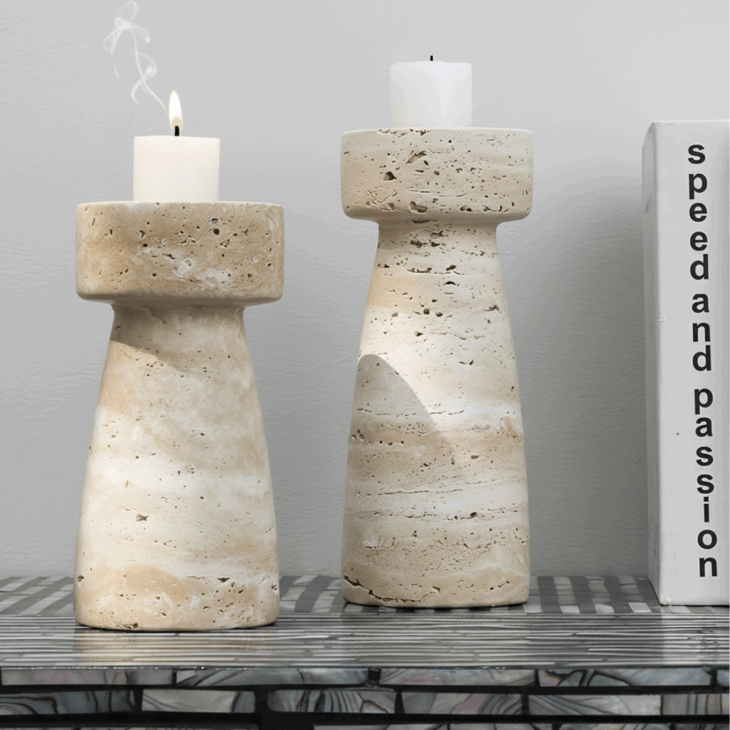 Dupla de castiçais de pedra travertino para jantar em família e eventos, luz acolhedora.