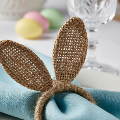 Detalhe do anel de guardanapo de orelha de coelho em juta rústica segurando guardanapo azul.