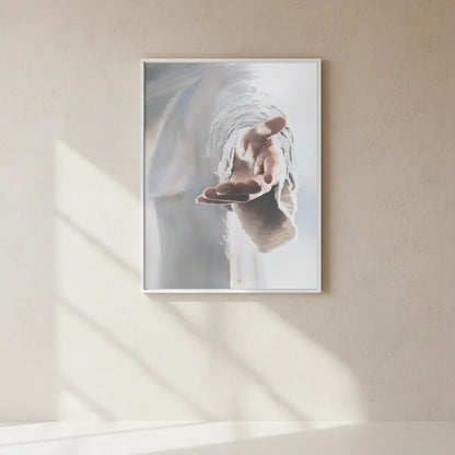 Quadro decorativo fine art apresentando close-up cinematográfico fotográfico da mão estendida de Cristo em um gesto de convite e acolhimento em tela de canvas premium casa vertice.