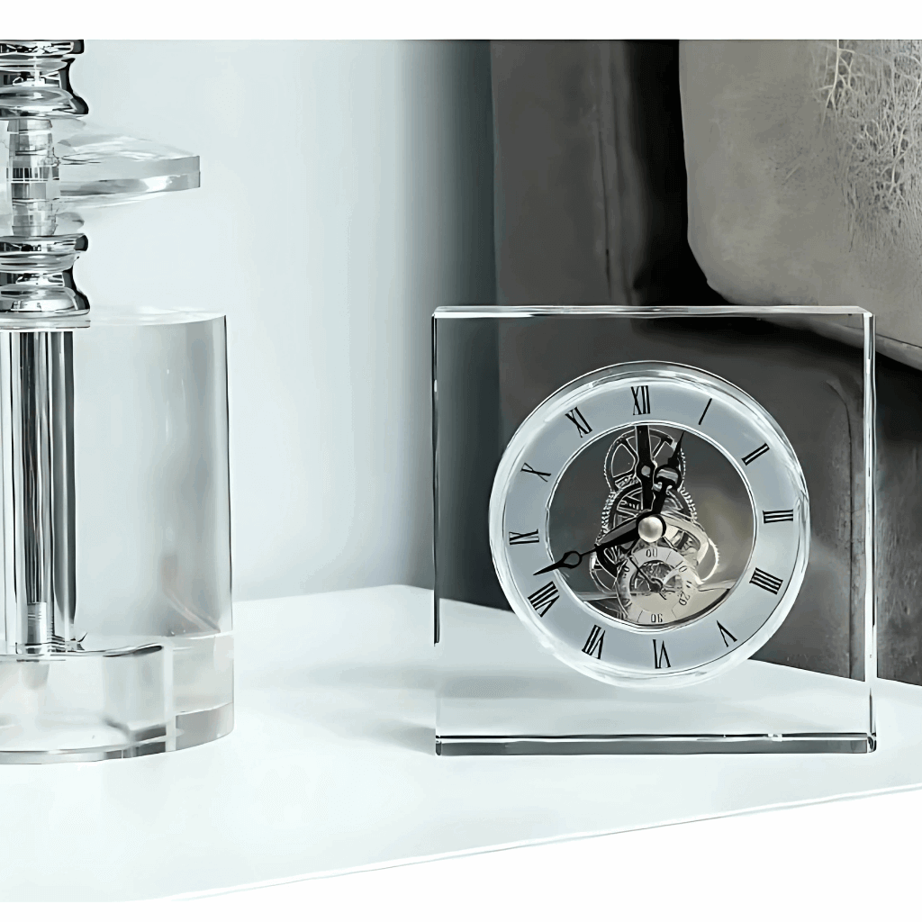 Detalhe do relógio de mesa cristal compacto com movimento silencioso e stand exclusivo Casa Vértice