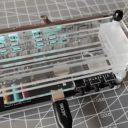 Detalhe do relógio eletrônico de mesa LED cyberpunk acabamento em acrílico e vidro Casa Vértice