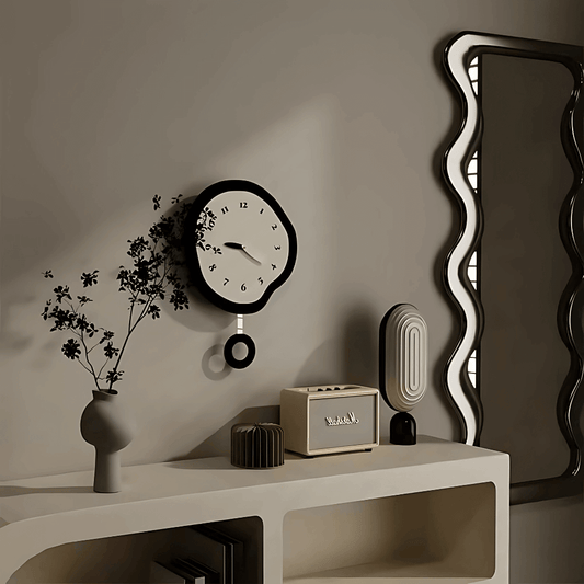 Relógio decorativo de parede circular assimétrico MDF preto branco com pêndulo Casa Vértice