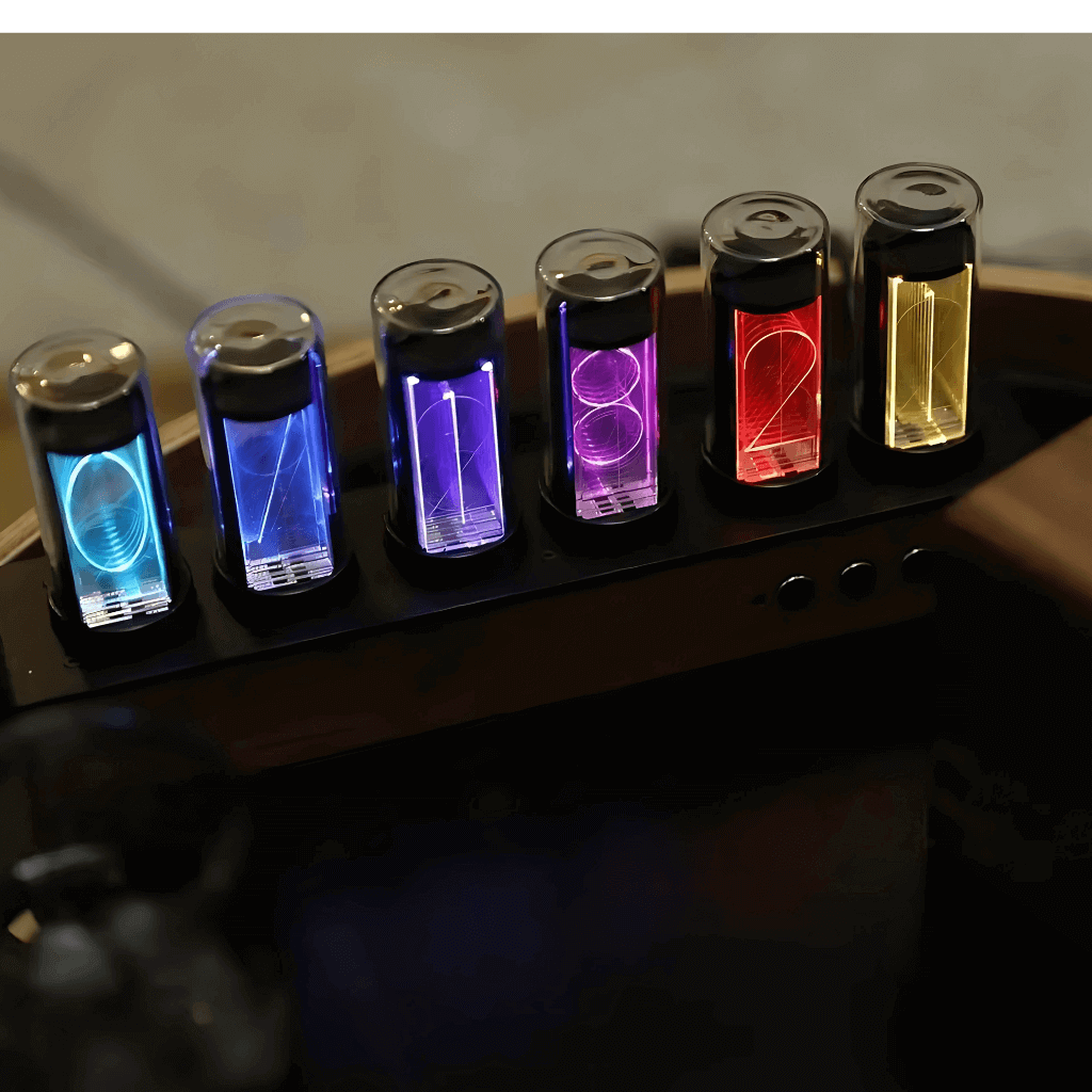 Detalhe do relógio de mesa moderno tube luminoso madeira e metal Casa Vértice